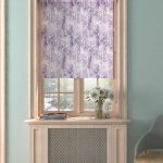 الزهور الطازجة في إناء على حافة النافذة