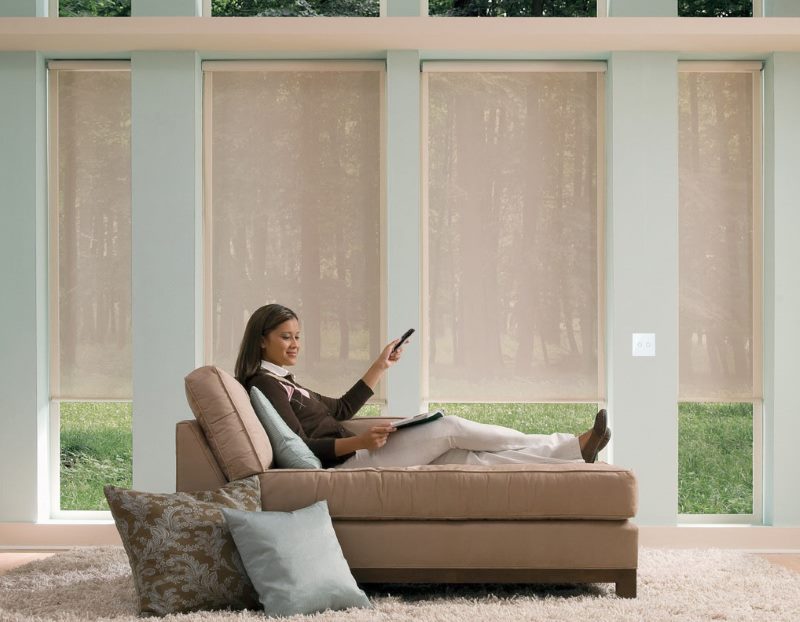 من السهل السيطرة على الستائر الدوارة مع محرك كهربائي