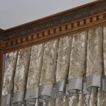 طنف الزاوية الخشبية مع إدراجات جميلة