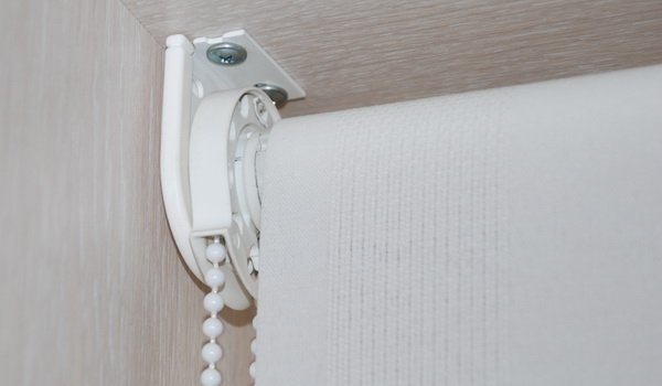 تركيب مصاريع الأسطوانة في نافذة مفتوحة على الزوايا