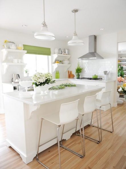 ستائر خضراء في المطبخ الأبيض