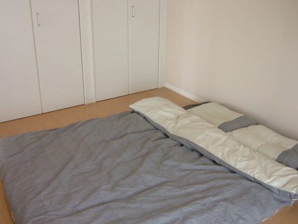 النوم على الأرض كما أوصى الطبيب