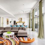 تستخدم غرفة المعيشة المشرقة الستائر الخضراء ذات الظل غير العادي.