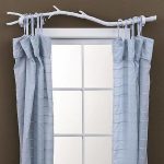 فرع من شجرة مطلية باللون الأبيض وتستخدم كورنيش