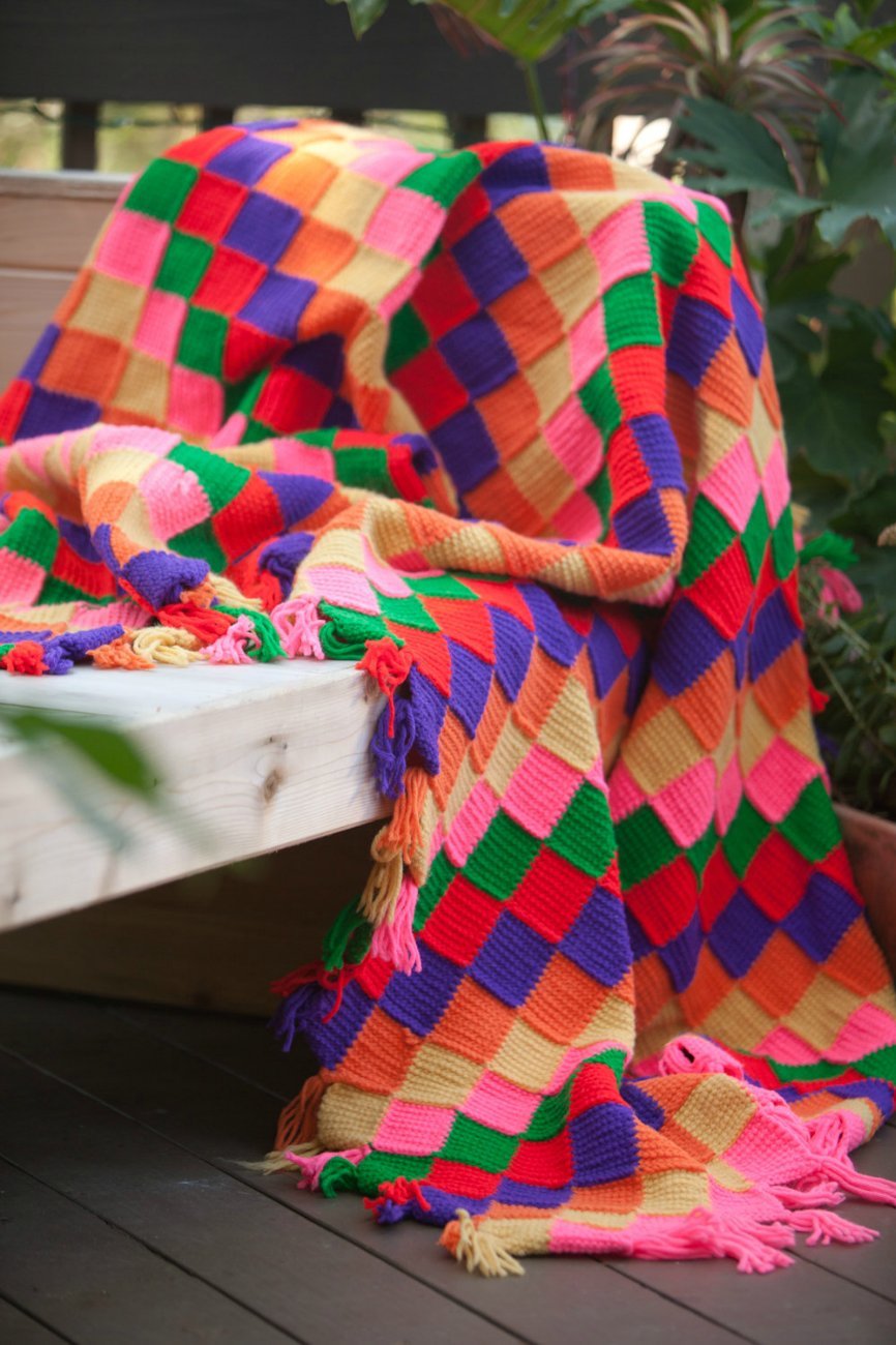 بطانية محبوكة على السرير