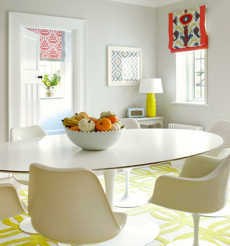 داخل غرفة الطعام مع ستارة رومانية على نافذة صغيرة