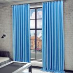 ستائر زرقاء مشرقة تبدو رائعة في غرفة المعيشة ذات الطراز العلوي.