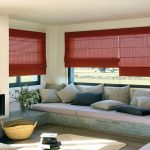 ستائر رومانية براقة متصلة بإطار النافذة