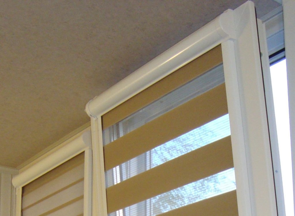 أعمى كاسيت يوم ليلا على نافذة بلاستيكية