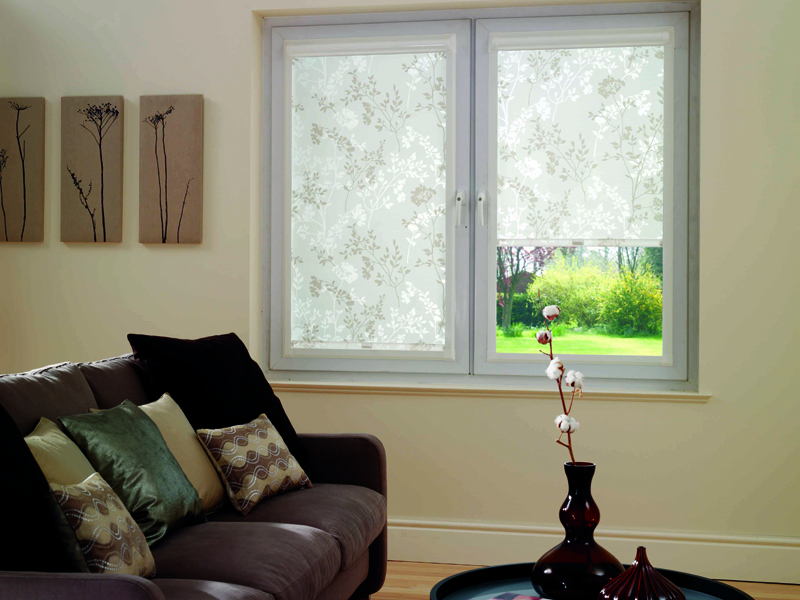 ستائر خفيفة مع أدلة جانبية