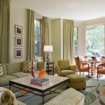 نغمات خضراء وبيج لتزيين غرفة المعيشة