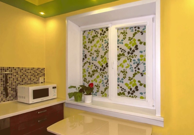 ستائر كاسيت مع طباعة صور على نافذة المطبخ