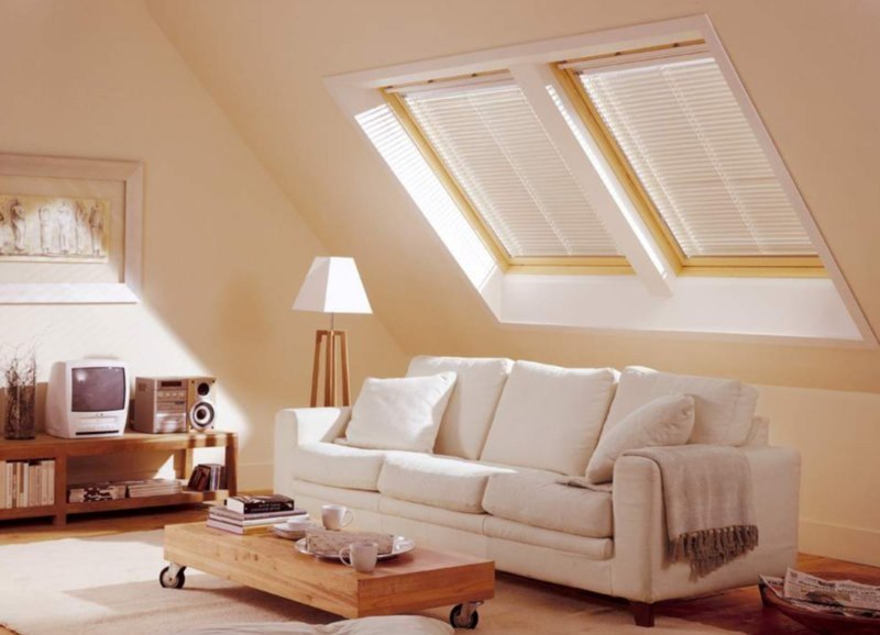 أريكة بيضاء أمام نوافذ العلية مع الستائر الألومنيوم