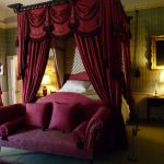 المظلة فوق السرير و lambrequin على النوافذ في نظام الألوان نفسه