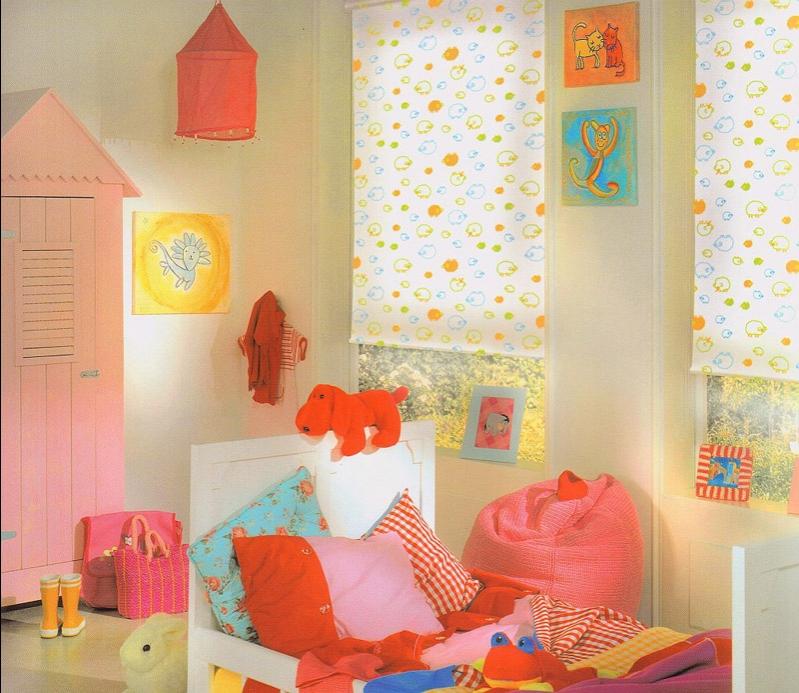 ستائر ملفوفة من النوع المفتوح على نوافذ الحضانة للفتاة