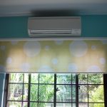 الستائر الدوارة باللون الأبيض والأصفر مع إفريز على الحائط