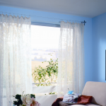 الستائر البيضاء ذات النمط الهندسي تبدو غير عادية