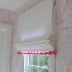 الستائر الرومانية البيضاء مع bumbons