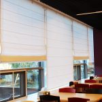 الستائر الرومانية البيضاء في غرفة الطعام