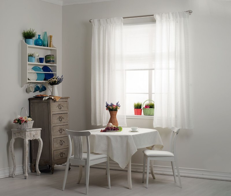 ستارة عمياء مع تول على نافذة المطبخ