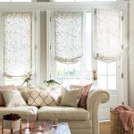 ستائر رومانية بدون إطار في غرفة المعيشة المشرقة