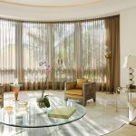 نافذة نصف دائرية كبيرة مع كورنيش مرن للستائر