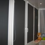 الستائر الدوارة السوداء للشرفة