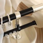 كورنيش أسود مع عناصر زخرفية ذهبية