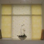 ستائر صفراء وبيضاء بلونين