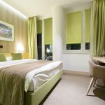 ستائر صغيرة من الزيتون في غرفة النوم الداخلية