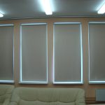 ستائر معتمة على نافذة بلاستيكية