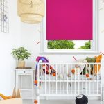 المهد أمام النافذة في الحضانة