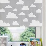 غيوم بيضاء على ستارة رمادية