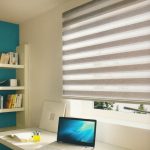 حمار وحشي نوع الستائر على المكتب