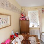 ستائر بيج فاتحة على نافذة الحضانة