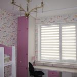 ستائر مخططة على نافذة بلاستيكية