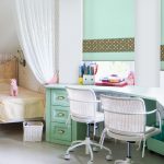 مكتب في الغرفة لفتاتين