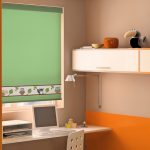 ستارة خضراء فاتحة على نافذة صغيرة