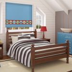 غرفة للأطفال لصبي في العلية من منزل خاص