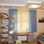 ستائر شفافة على النافذة في الحضانة