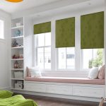 أريكة مريحة أمام النوافذ في غرفة الأطفال