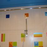 قضيب الحمام على شكل حرف L مع بلاط مثير للاهتمام