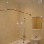 شريط على شكل حرف L مع حلقات للستائر