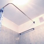 شريط على شكل حرف L مع ستارة في الحمام القياسي