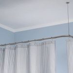 الطنف على شكل L للحمام