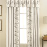 الستائر مع لامبريكين على الأنابيب الطنف