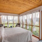 ستائر شفافة على نوافذ التراس