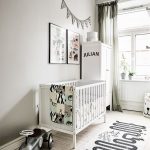 سرير لطفل حديث الولادة في غرفة بيضاء