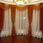 ستائر بنية على نافذة غرفة المعيشة