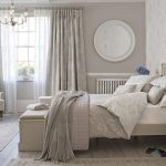 غرفة نوم داخلية بألوان الباستيل.